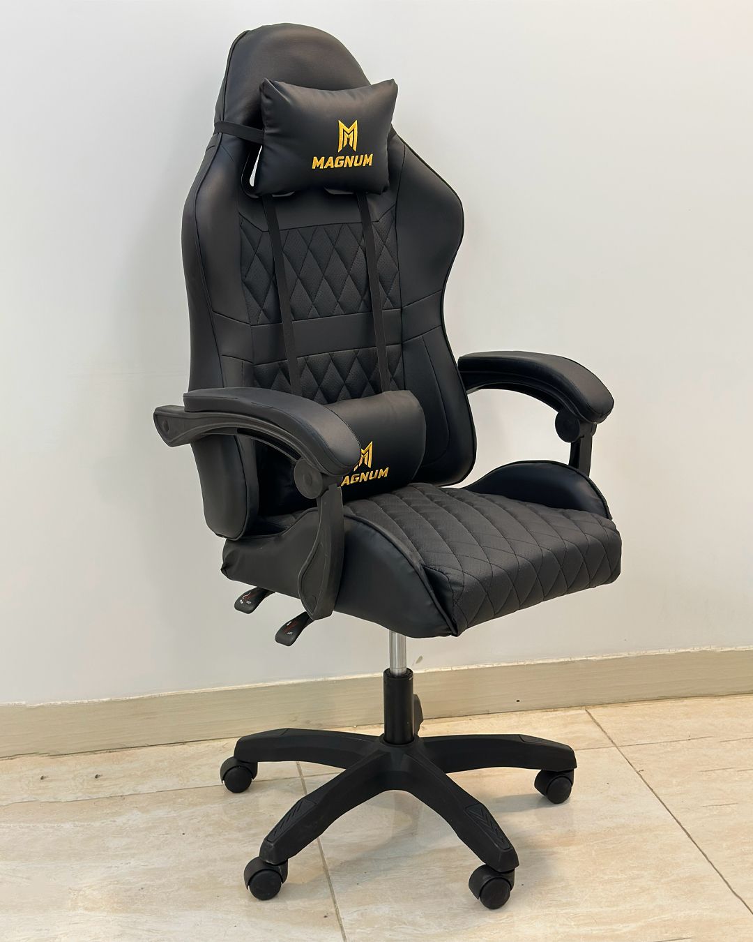 Magnum Gaming Chair and Table Bundle – 140 × 75 × 60 cm, Brand New